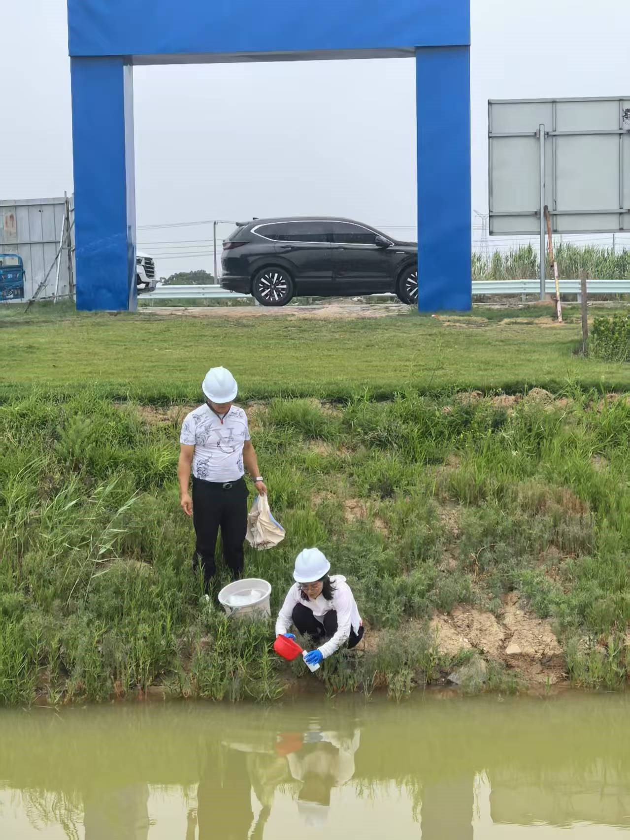 地表水样品采集.jpg